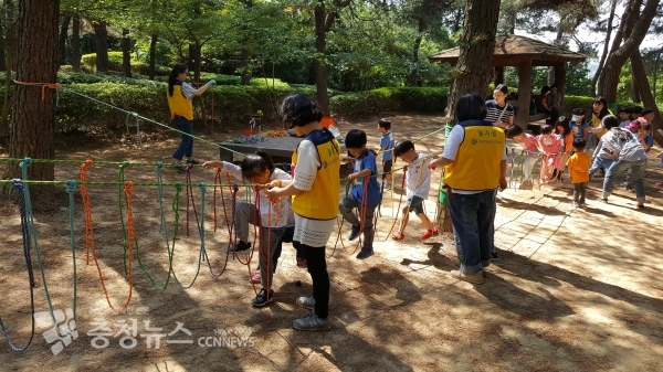 지난해 놀이·수업지원봉사자의 밧줄놀이 운영 모습