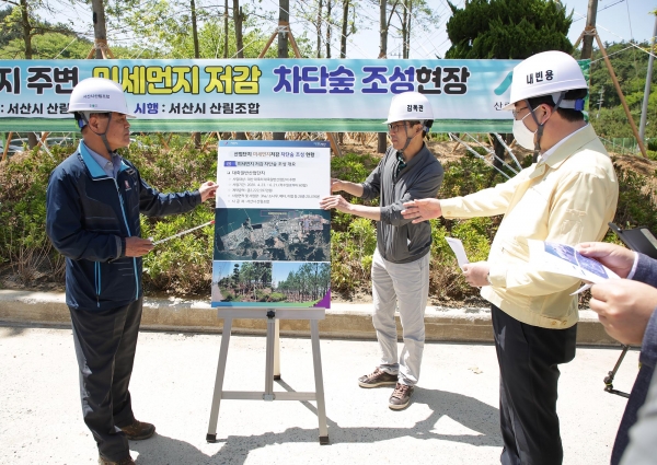 맹정호 서산시장이 미세먼지 차단 숲 조성 현장을 점검하고 있다