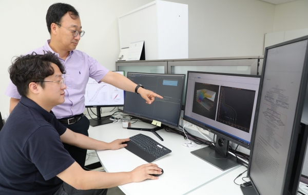 한국원자력연구원 기기구조예측진단연구부 김민규 박사(왼) 하정곤 박사(우)가 ‘복합자연재해를 고려한 원전의 안전성 평가 프로그램’을 구동하는 사진