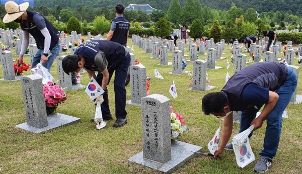공사 김중철 노동조합위원장과 직원들이 1사 1묘역 가꾸기 봉사활동을 펼치고 있다