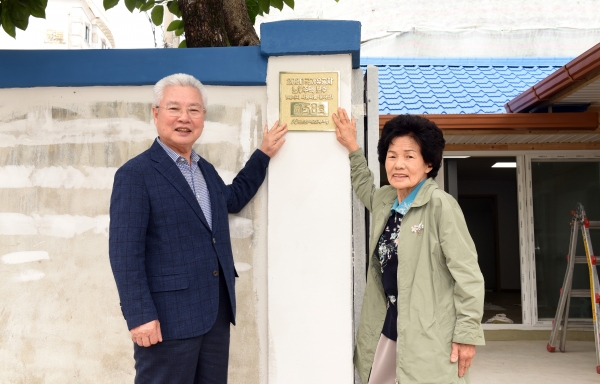 금성백조주택 정성욱 회장(왼쪽), 국가유공자 전상군경유족 김동순씨(대전 중구 대흥동, 87세)