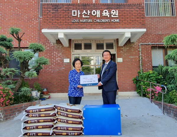 지난달 27일, 골프존카운티 경남은 경남 지역의 보육원 아동들을 위해 경남 창원시 소재 ‘마산애육원’을 방문해 고객이 기증한 어린이 용품과 함께 쌀을 전달했다.