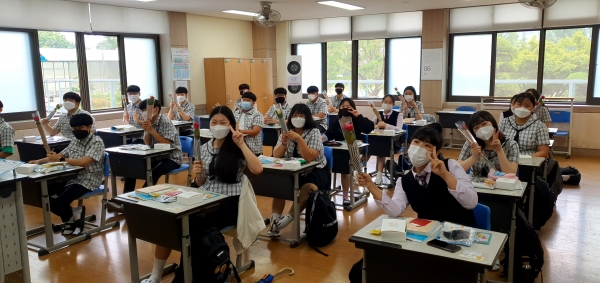 3일 첫 등교를 한 건양고 신입생들이 꽃다발을 들고 기념촬영을 하는 모습