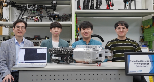 (왼쪽부터) KAIST 명현 교수, 이준석 박사과정, Christian(크리스티안) 연구원, 임현준 박사과정