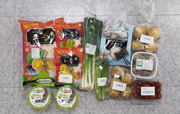 학생 가정에 보내질 농산물 꾸러미 모습