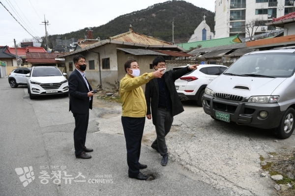 황선봉 군수가 도시재생뉴딜사업 현장을 점검하는 모습