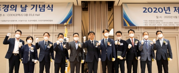 이시영(왼쪽 세번째) 배재대 조경학과 교수가 3일 서울 코엑스에서 개최된 ‘제17회 조경의 날’ 기념식에서 국토교통부 장관상을 수상한 뒤 수상자들과 기념사진