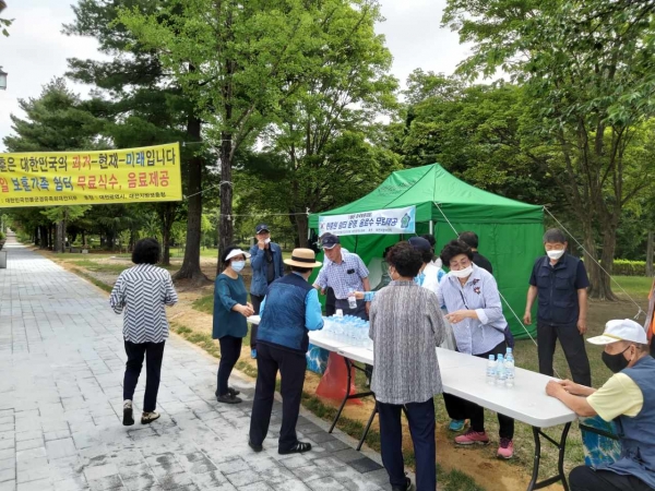 전몰군경유족회대전시지부 회원들, 국립대전현충원 참배객들 위한 쉼터 제공