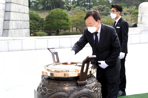 설동호 교육감 현충원 참배 모습