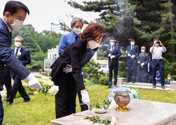 제40주기 권영주 중위 추모식에서 이진숙 총장 분향 모습