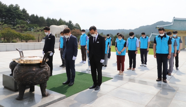 국립대전현충원 현충탑에서 참배하는 양성광 연구개발특구진흥재단 이사장과 임직원 일동