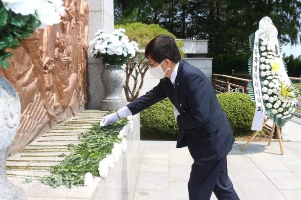 헌화하는 최교진 세종시교육감