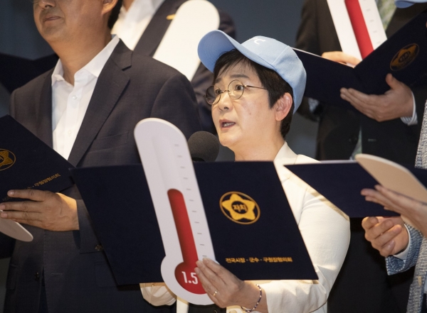 지난 5일 국회 대회의실에서 열린 ‘대한민국 기초지방정부 기후위기 비상선언’ 선포식에서 박정현 대덕구청장이 선언문을 낭독하고 있다.