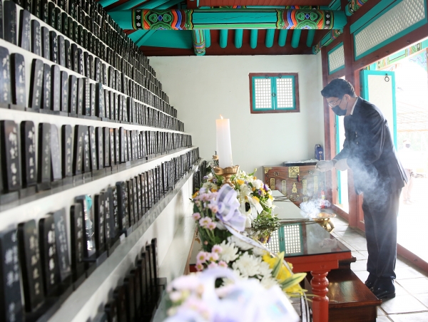 맹정호 시장 현충일 추념식 분향 모습