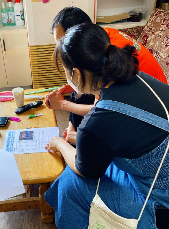 치매안심거리 및 치매안심업소에 대해 설명하는 사진