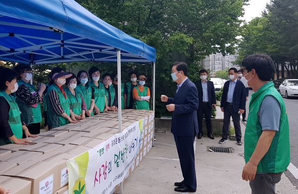 새마을부녀회(회장 최효심)는 서구 새마을회관 5층에서 지난 5일 어려운 이웃을 위한 사랑의 밑반찬 나누기 행사를 했다