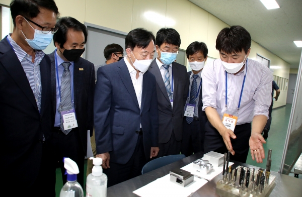 설동호 교육감, 지방기능경기대회 참관 및 격려 모습