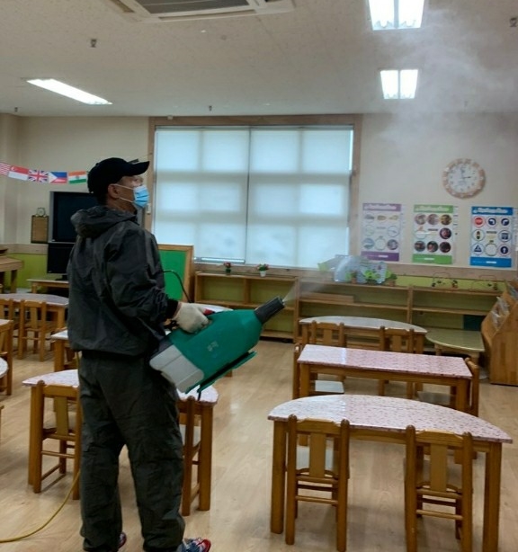 코로나19 바이러스를 대비해 방역하는 사립유치원