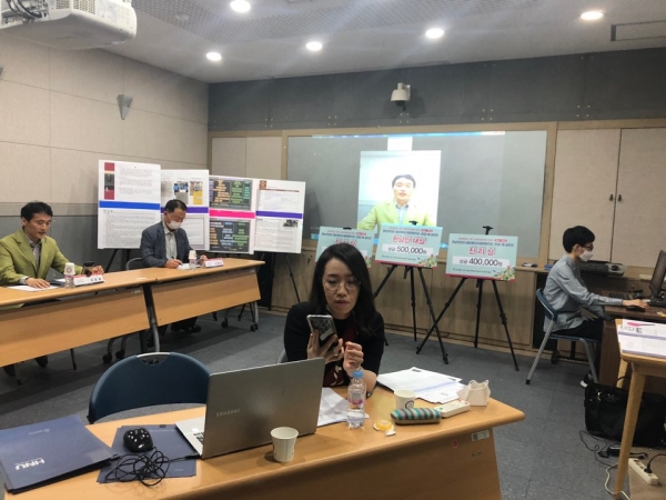 12팀의 ‘한남 커리어네이게이션’ 공모전 수상자들이 실시간 화상 시상식을 갖고 있다.