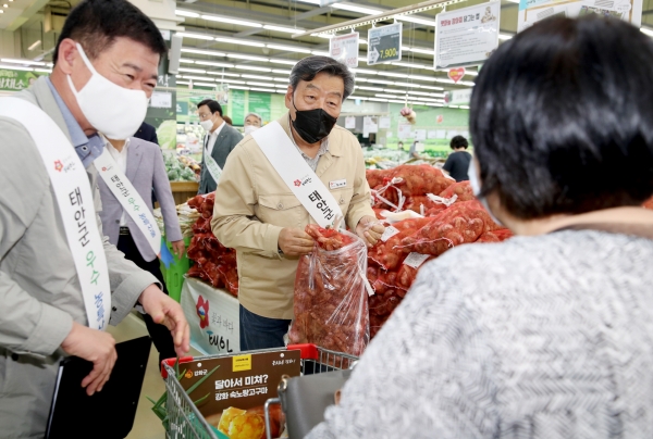 지난 9일 농협하나로마트 양재점에서 열린 ‘태안 햇마늘 대도시 직판행사’ 모습