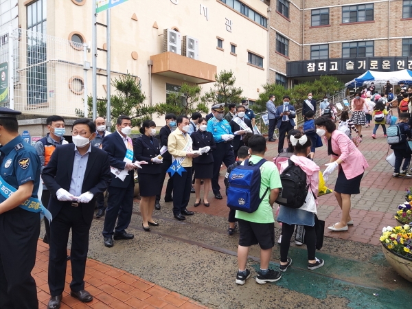 지난 3일 어린이보호구역 교통사고 예방 캠페인 장면