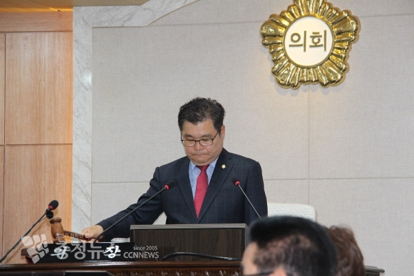 김헌수 의장이 정회를 선언하고 있다.