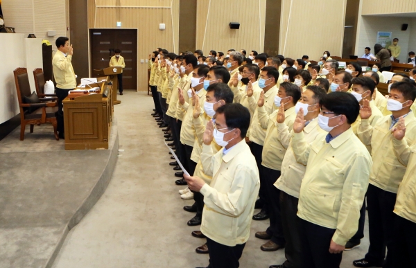 당진시의회 행정사무감사에 앞서 집행부 공무원들이 증인 선서를 하고 있다.
