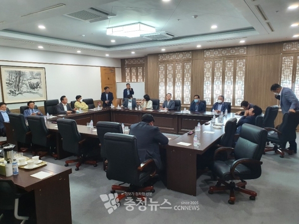 민주당 시의원 간담회 시작 전 모습.