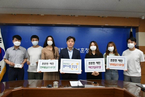 12일 청 회의실에서 「든든한 제안」우수제안자  포상/ 가운데 이남일 청장님, 좌우 양쪽 포상자들