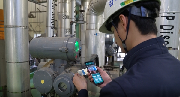 서부발전 직원이 발전소 현장설비정보시스템(i-PLIS)을 활용하여 설비점검을 하고 있다.