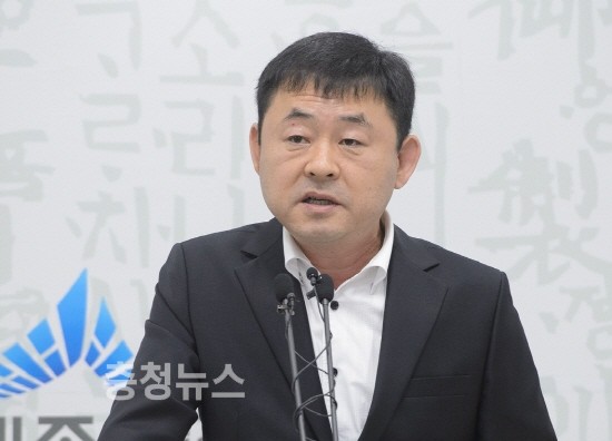 자원봉사 은퇴은행 운영에 대하여 브리핑하는 김려수 복지정책과장 / 충청뉴스 최형순 기자