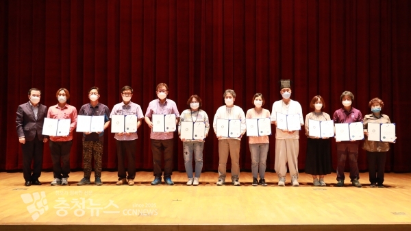 김지철 교육감과 위촉장을 받은 농어민 명예교사들이 함께 기념 촬영