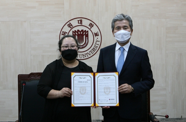 권혁대 총장(오른쪽)과 권경미 대전사회적기업협의회 상임대표(왼쪽)가 협약을 체결하고 기념촬영