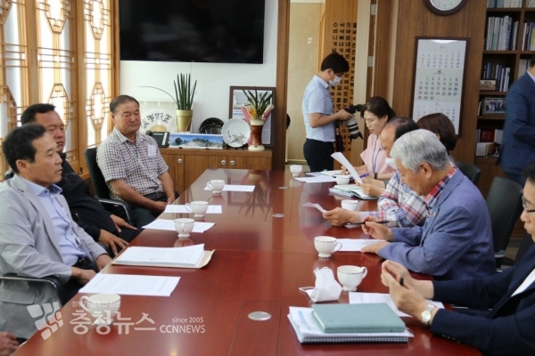 서금택 의장, 이재현 시의원, 정찬희 과장과 전동면 폐기물소각장 반대대책위원회와 면담을 하고 있다.