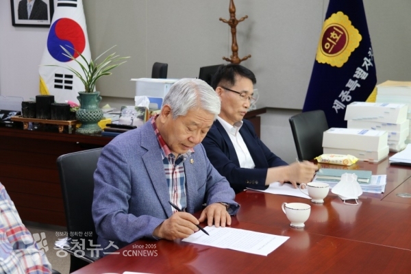 답변하는 서금택 의장과 정찬희 과장