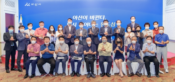 간담회 참여자 기념촬영