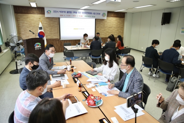 빅데이터 플랫폼 구축 직원 인터뷰를 하고 있는 박상돈 시장