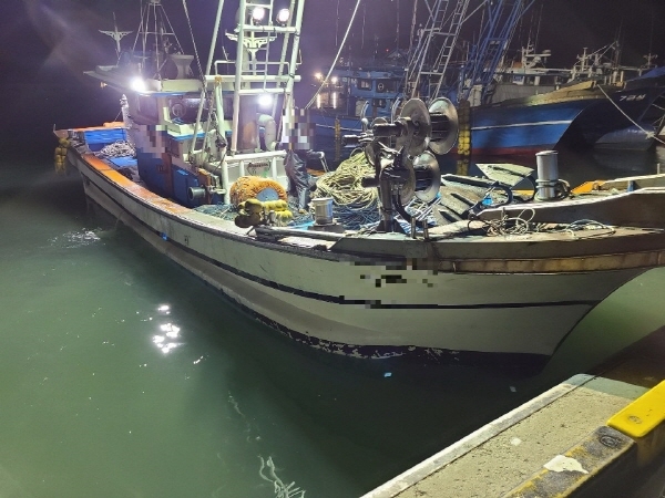 무허가 조업으로 적발된 선박 사진