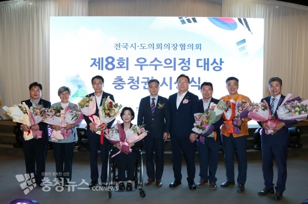 왼쪽부터 김동일.김명숙.김영권.황영란 충남도의원, 신원철 시도의회의장협의회장(서울시의장), 유병국 충남도의장, 오인환.전익현.조철기 충남도의원