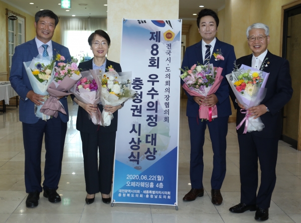 (왼쪽부터) 유철규 세종시의원, 이영세 세종시의회 부의장, 임채성 세종시의원이 제8회 우수의정대상을 수상했다.