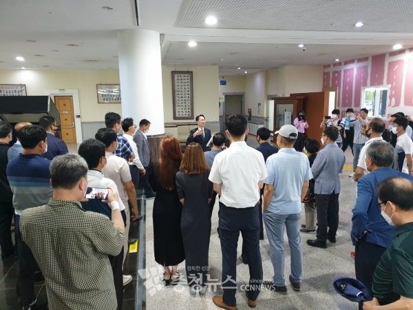 대전시의회 권중순 의원이 후반기 원 구성 관련 기자회견 '지원사격'을 위해 시의회를 방문한 지지자들과 대화를 나누고 있다.