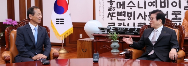 박병석 국회의장이 22일 자신을 예방한 최문순 강원도지사와 환담을 나누고 있다.