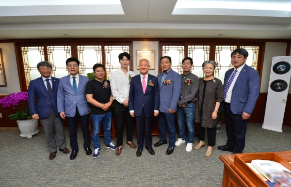 백석대학교 보직자들과 우수 백석 후원의집 대표들이 기념촬영을 하고 있다.(왼쪽부터 백석대 최동성 대외협력처장, 송기신 총괄부총장, 이우철한방누룽지삼계탕 이우철 대표, 삼구포차 백석대점 이영훈 대표, 백석대 장택현 대학혁신위원장, 유가네장어본점 유규상 대표, 향촌흑염소가든 김갑연 대표, 백석대 정정미 학사부총장, 이계영 대외협력부총장)