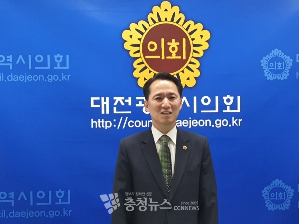 권중순 의원이 25일 의총 후 기자실을 찾아 당선 소감을 밝히고 있다.