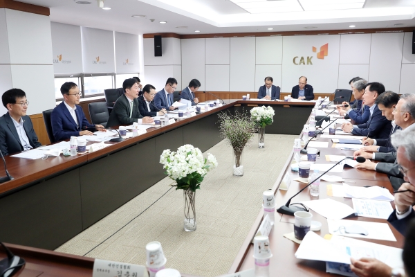 김상균 이사장(좌측부터 시계방향으로 세번째)이 25일(목) 대한건설협회에서 대한건설협회 회원사와 상생의 건설문화 정착을 위한 간담회를 시행하고 있다