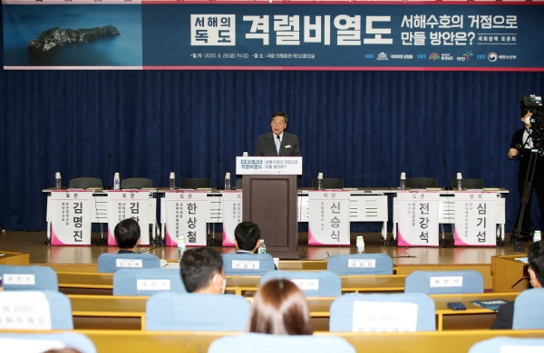 토론회에서 환영사를 하고 있는 가세로 군수 모습