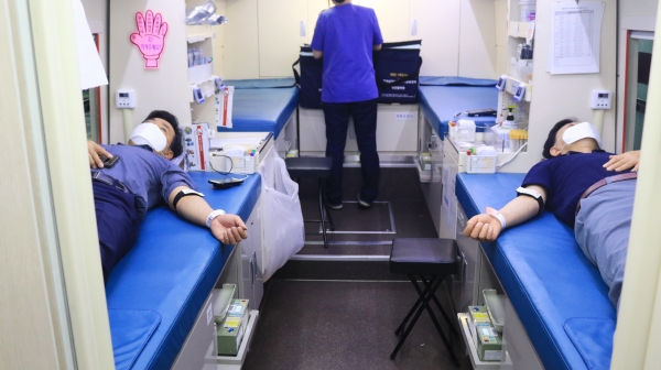 헌혈에 동참하는 대전하나시티즌 임직원