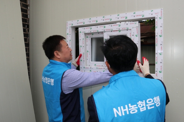 조두식 NH농협은행 충남영업본부장은 6.25참전 보훈가정을 방문하여 사랑의 집고치기 행사에 함께 했다.