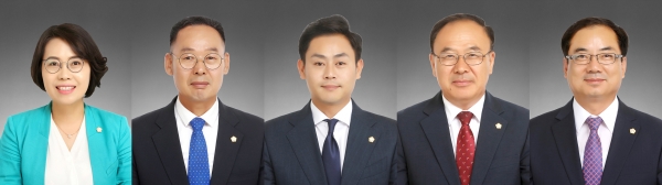 (왼쪽부터) 서산시의회 후반기 의장에 이연희 의원, 부의장에 이수의 의원, 의회운영위원장에 최기정 의원, 총무위원장에 조동식 의원, 산업건설위원장에 안효돈 의원이 각각 당선됐다.