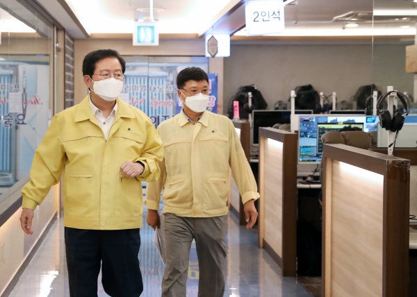 27일 장종태 서구청장이 갈마동 소재의 PC방, 코인 노래연습장 등 현장을 찾아, 관내 다중이용시설의 방역상태를 점검하고, 구민들이 마스크 착용 등 방역수칙을 적극적으로 준수해 줄 것을 독려했다.